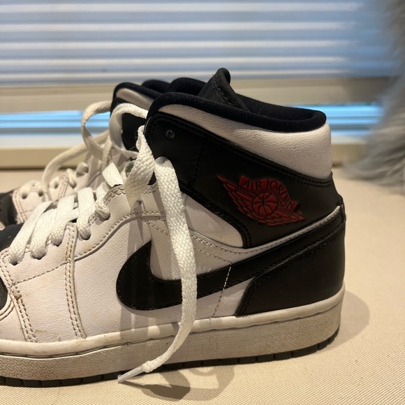 white black and red jordan’s - Picture 3 of 7
